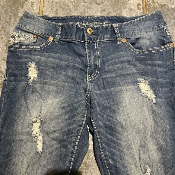 Ariya Jeans Juniors Size 13/14 Raw Hem Cut Off Cropped Embellished Distressed - Picture 3 of 11
